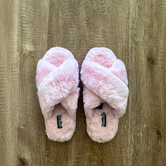 Steve Madden Fluffy Bed Slippers - Picture 2 of 3